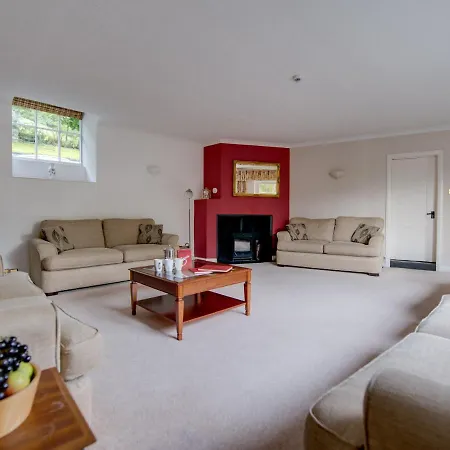 Nyaraló Sprawling Holiday In District With Garden Grasmere
